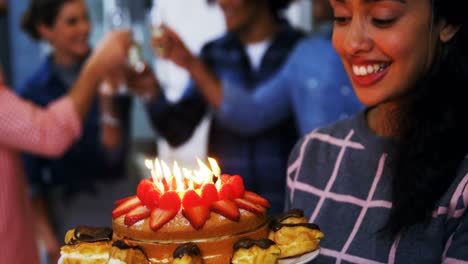 Ejecutivos-Felices-Celebrando-El-Cumpleaños-De-Sus-Colegas.