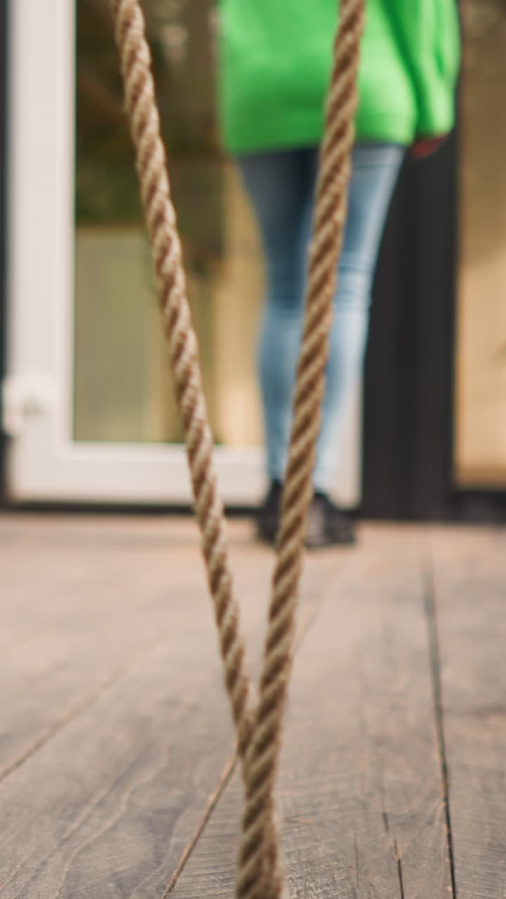 mujer abre la puerta principal de la casa de glamping. joven regresa a la cabaña entre la naturaleza en el día de otoño. caída de la mañana durante las vacaciones. vista a través de la valla de cuerda