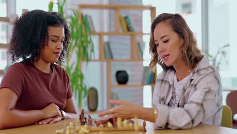 estrategia, barrido y mujeres jugando al ajedrez