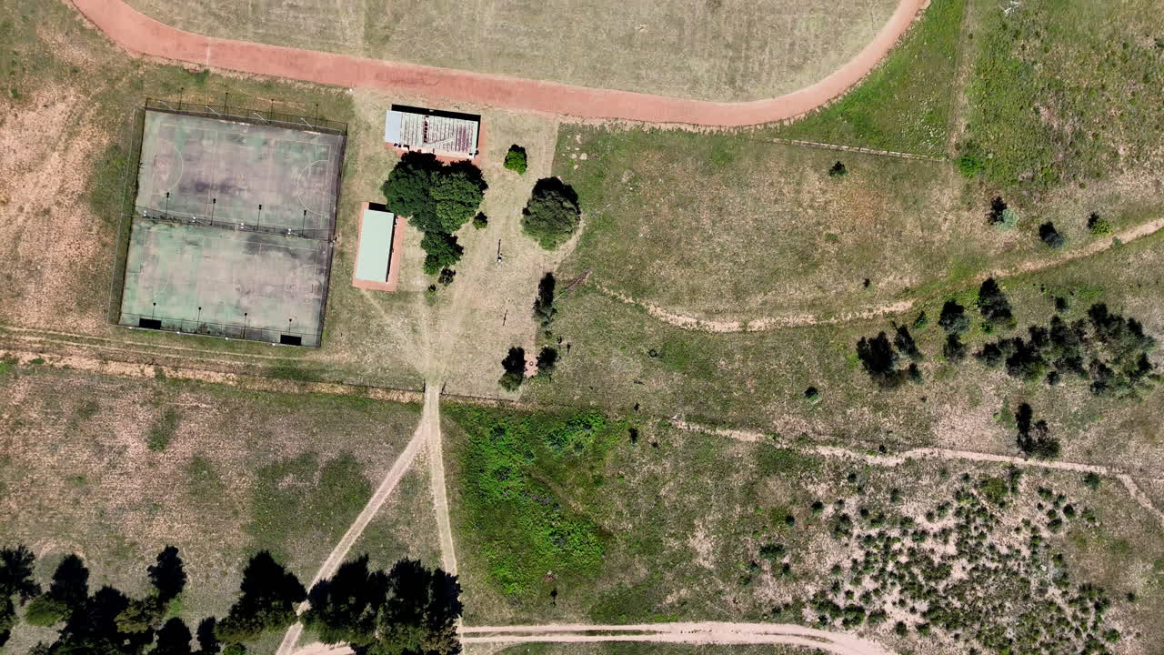 Scuola agricola rurale gestita dal governo con strutture di base in Sudafrica. Drone.