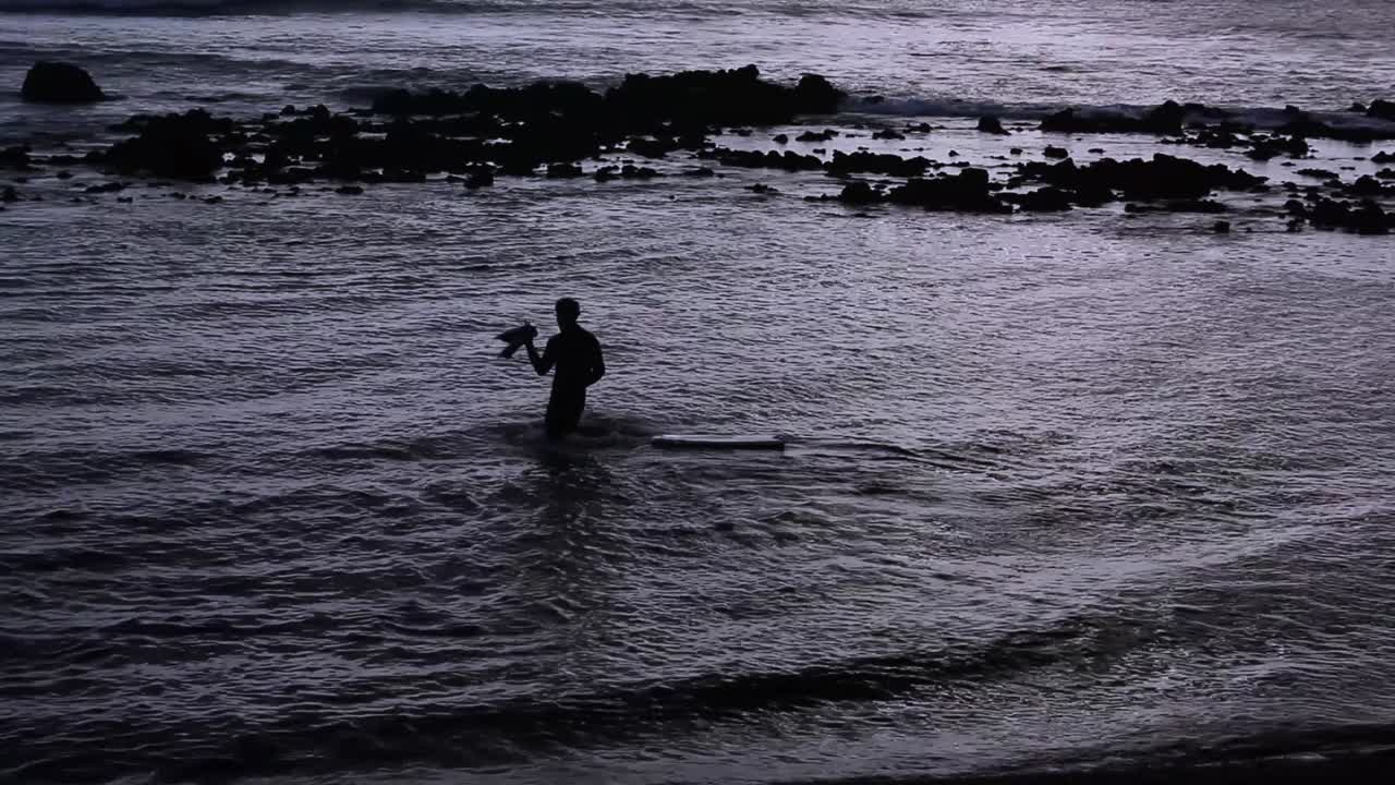 테네리페, 카나리아 제도, 라스 갈레타스 에서 보드 를 들고 바다 에 들어가는 서퍼