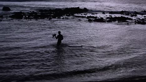 Un-Surfista-Entrando-Al-Océano-Con-Su-Tabla-En-Las-Galletas,-Tenerife,-Islas-Canarias