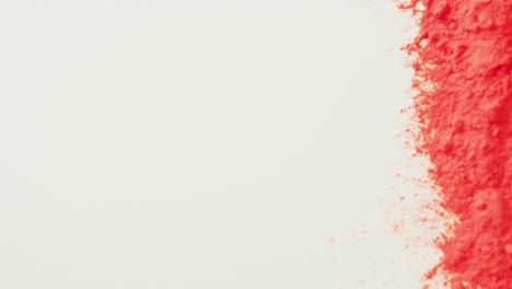 vídeo de polvo de color rojo con espacio de copia sobre fondo blanco