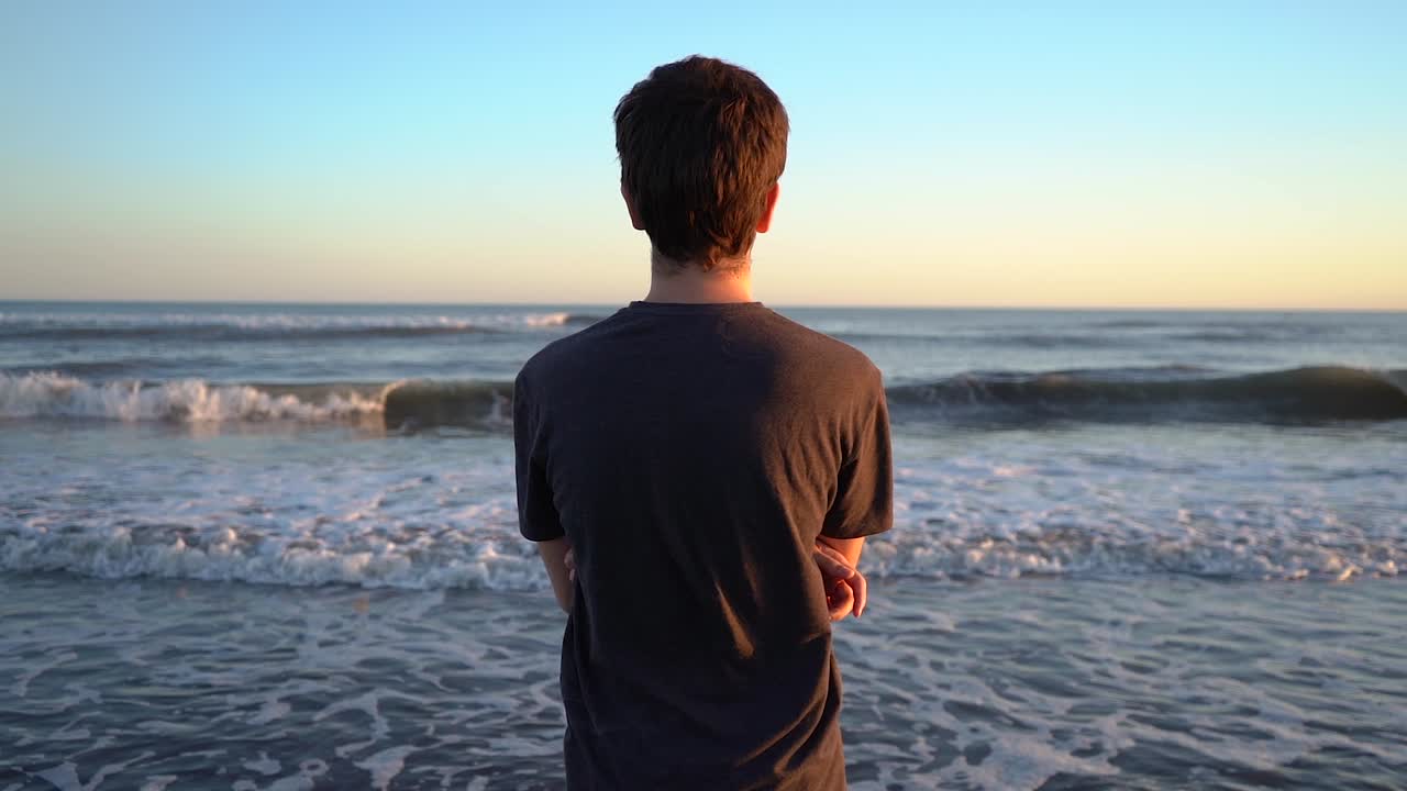 아르헨티나 부에노스아이레스 몬테 에르모소에서 여름 휴가를 보내는 동안 파도에 사로잡힌 한 남자의 뒷모습