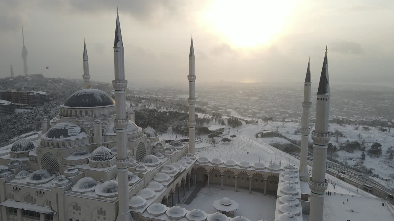 Moschea di Camlica sotto la neve