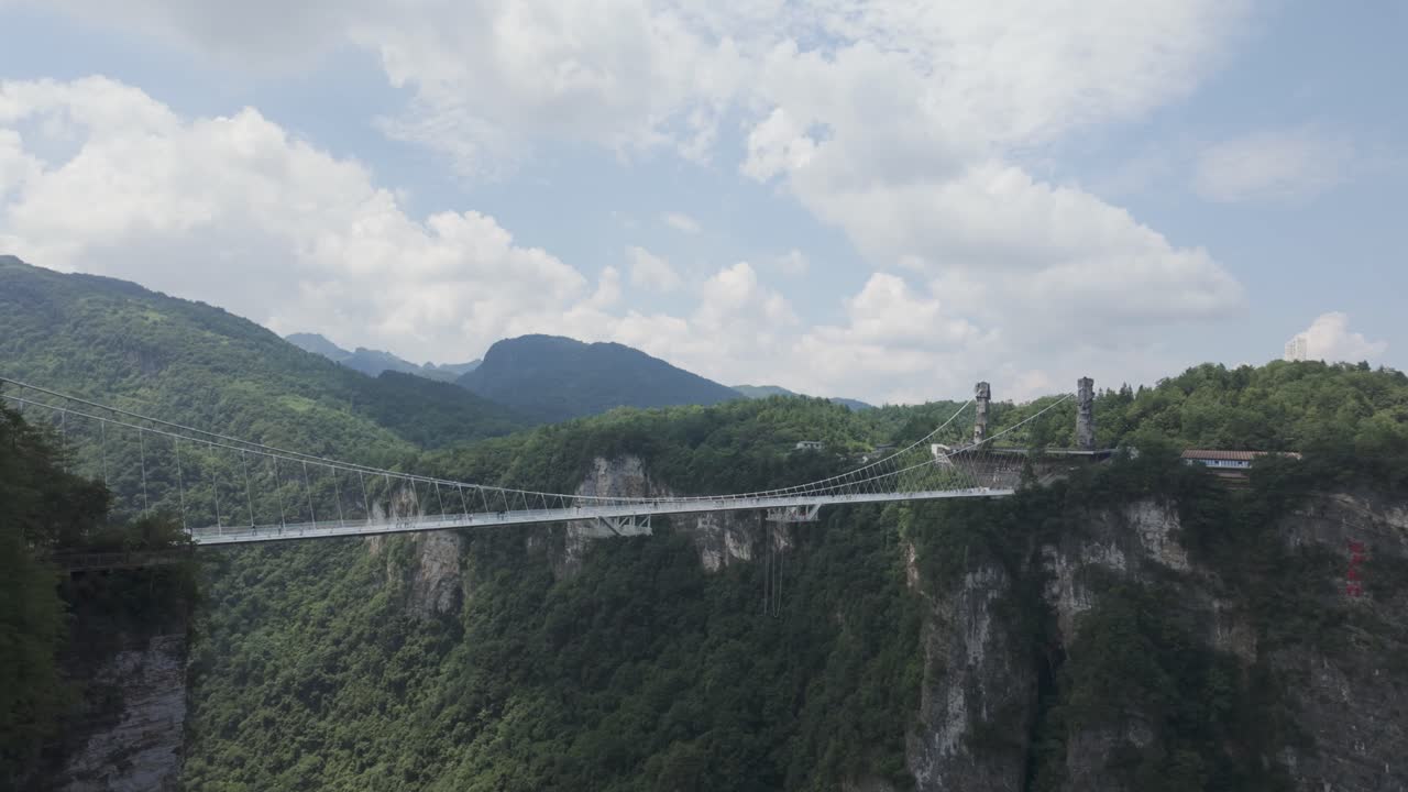 Sidebillede af Glasbroen over Grand Canyon i Zhangjiajie National Forest Park, Kina.