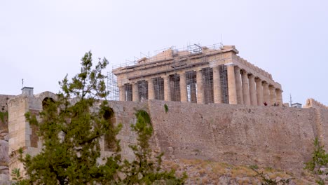 el partenón bajo un cielo nublado en atenas, grecia