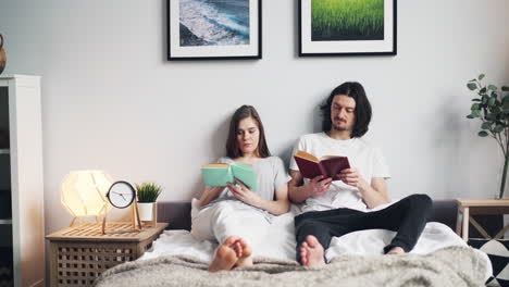 pareja leyendo en la cama