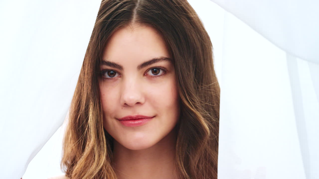 mujer, rostro y cuidado de la piel brilla con cortina en sí mismo