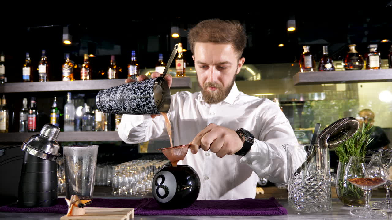 테일을 만드는 바텐더