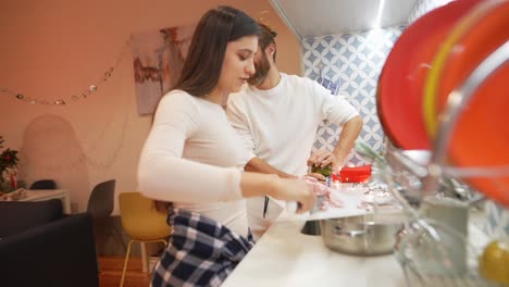 pareja cocinando juntos en casa