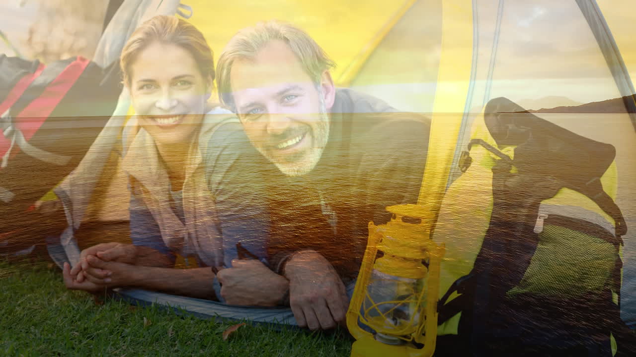 pareja acampando con transición de la naturaleza