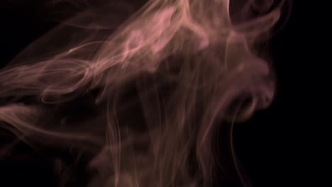 nubes de humo de chocolate que se elevan lentamente giros graciosos hacia arriba. humo de colores soplando de abajo hacia arriba. primer plano, aislado en fondo negro