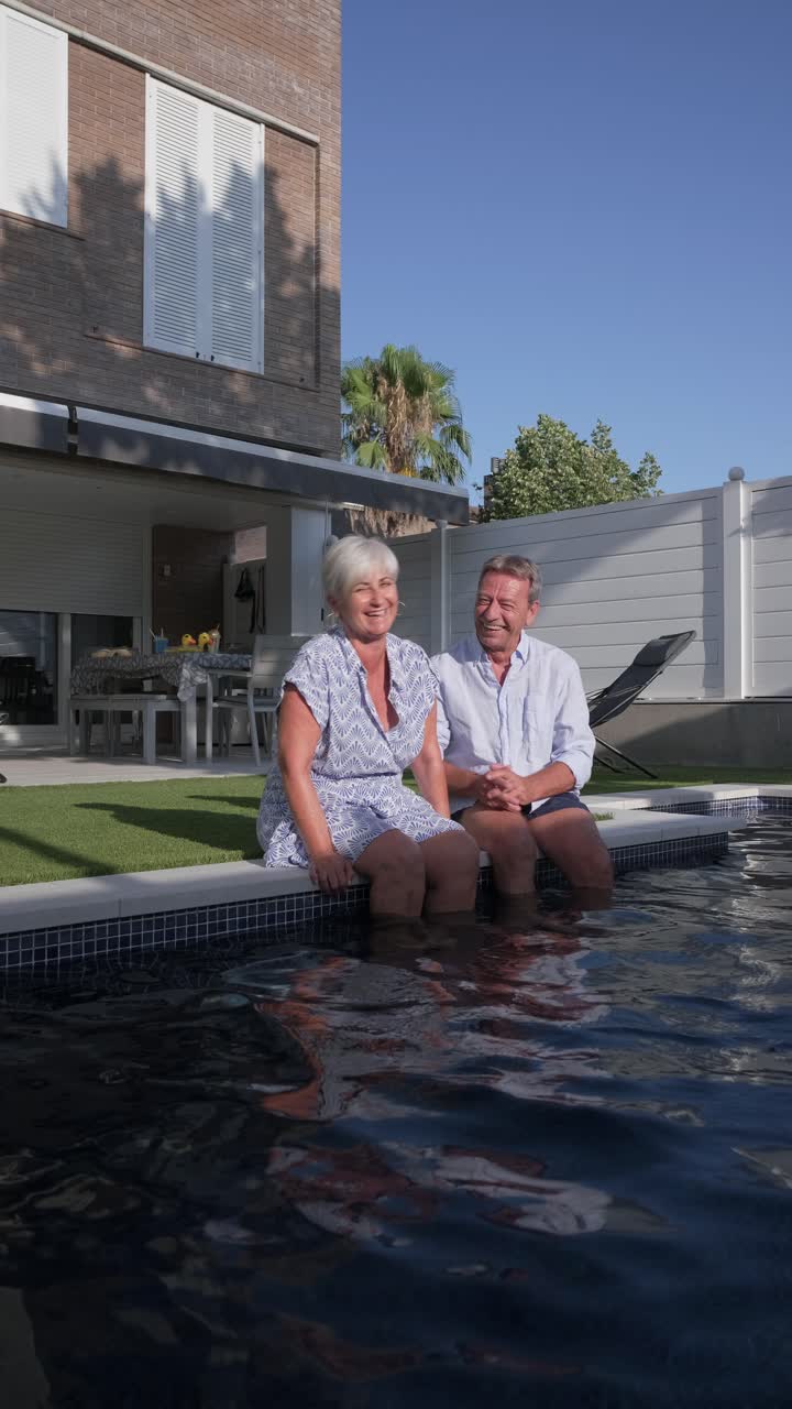 Coppia senior rilassante in piscina