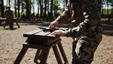soldado manteniendo un rifle en un campo de tiro