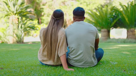 Zurück,-Liebe-Und-Paar-Auf-Gras