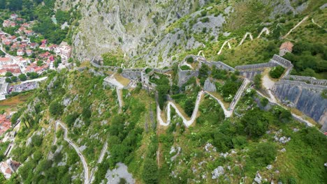 Altstadt-Von-Kotor,-Mittelalterliche-Festung,-Wanderherausforderung,-Luftpanorama