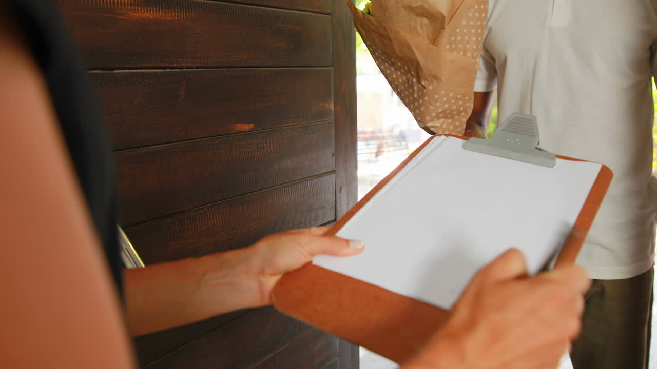 el mensajero entrega flores.