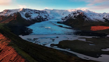 vista aérea de la lengua del glaciar kviarjokull durante la puesta de sol en el sur de islandia