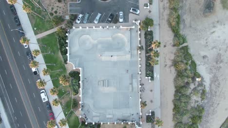 vista de ojo de pájaro sobre el parque de patinaje en santa bárbara durante la puesta de sol en california, estados unidos