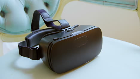 primer plano de un auricular de realidad virtual en el hogar 4k