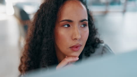 mujer seria, pensante y de negocios en la computadora