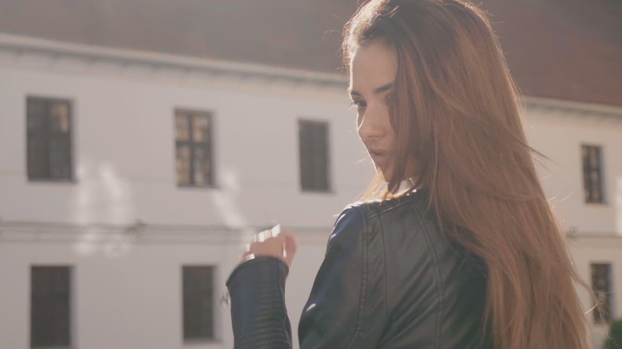 стильная женщина в кожаной куртке