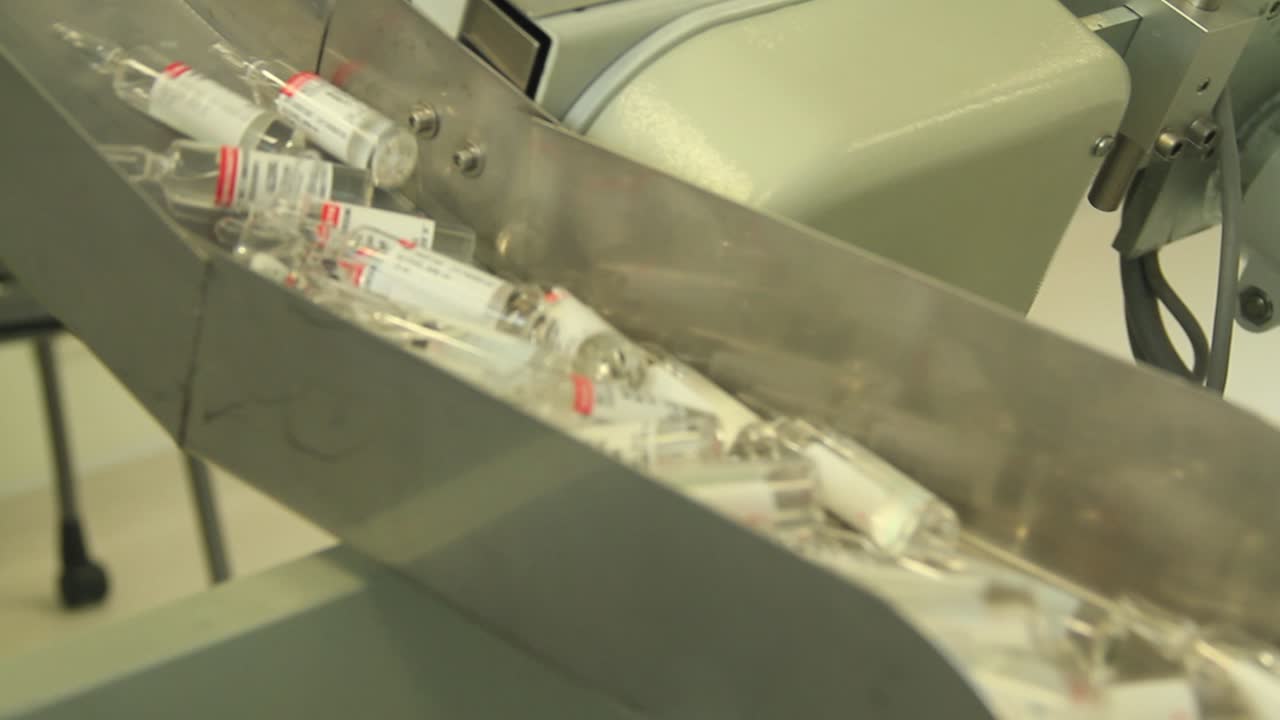 기계에서 운반되는 대량의 약병