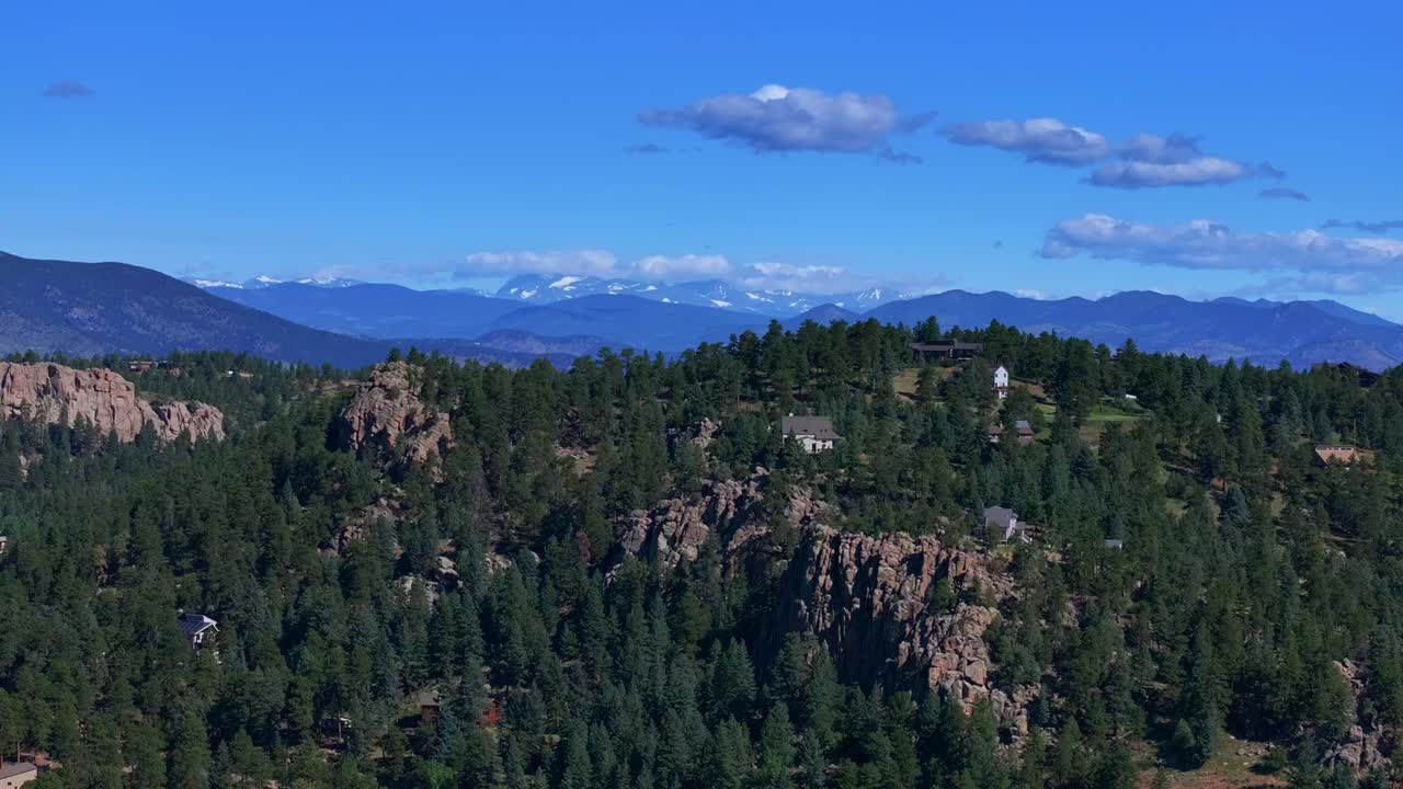 picos indios de hoja perenne colorado vista aérea de drones verano montañas rocosas frente rango bergen park el rancho capas de nieve picos cielo azul nubes soleadas mañana tarde círculo marshdale movimiento derecho