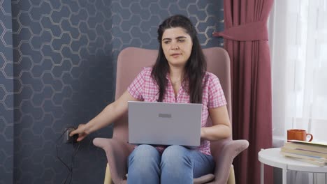 la mujer desconecta el cargador de la toma.