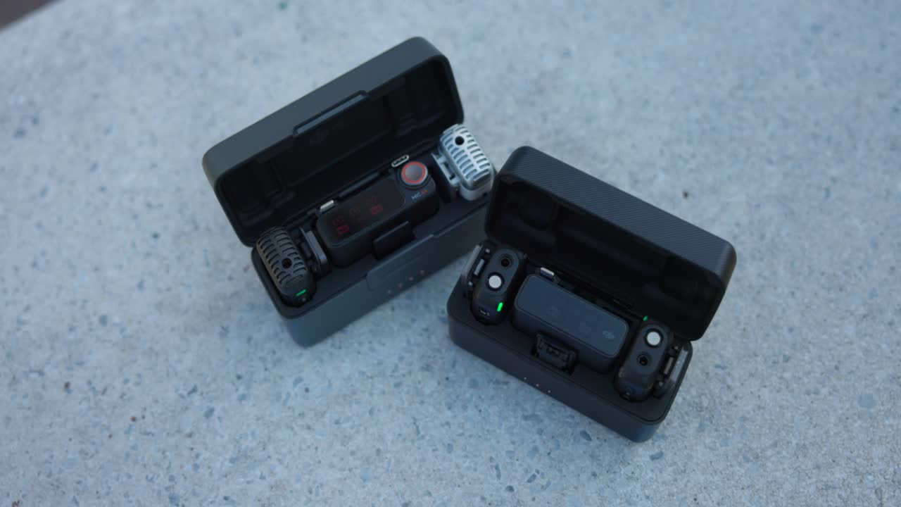 충전 케이스에 있는 무선 마이크 세트