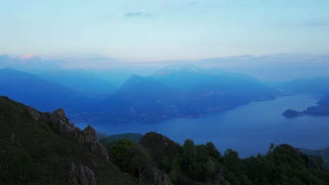 Cima-Del-Monte-Grona-Con-El-Lago-Como-Al-Fondo-Durante-La-Hora-Azul,-Italia