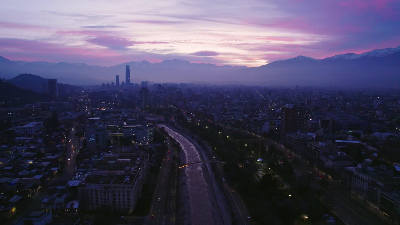 tomada aérea temprano en la mañana que muestra el río mapocho, santiago y la cordillera de los andes