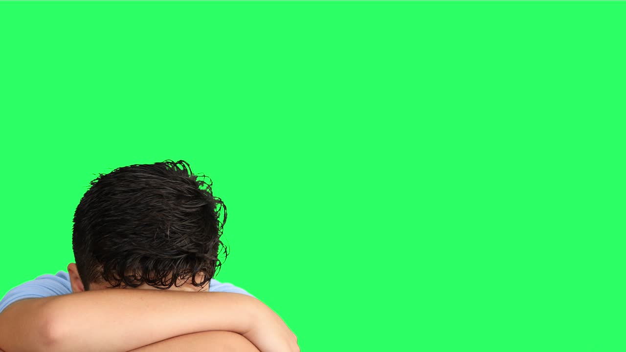 손으로 눈을 감고 있는 호기심 많은 십대 소년