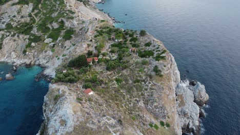 playa de kastro desde arriba skiathos en 4k