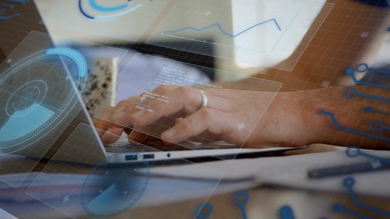 Mãos masculinas começando a descansar, digitando em laptop e animando gráficos HUD, código, exibindo entrada de dados tecnológicos.