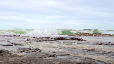 El-Cielo-Despejado-Con-Una-Ola-Poderosa-Hace-Una-Gran-Burbuja-Blanca-En-La-Playa