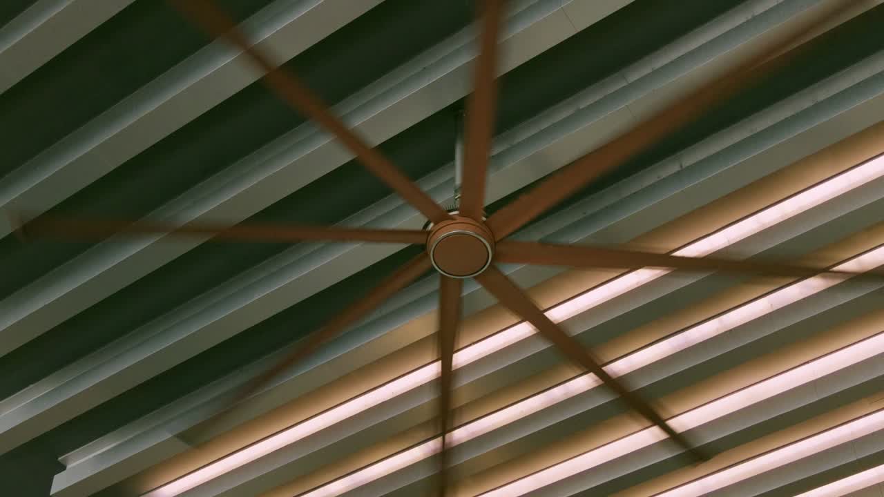 Un ventilatore da soffitto dinamico cattura l'essenza dell'architettura e del design d'interni moderno