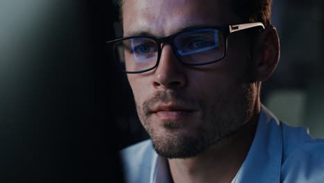 retrato de un empresario digital masculino que trabaja en una computadora, mirando la línea de código de la cámara que se refleja en las gafas. desarrollador que está trabajando en una innovadora aplicación de comercio electrónico utilizando big data.