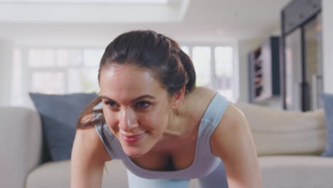 Mujer-Vestida-De-Fitness-En-Casa-En-El-Salón-Haciendo-Estiramientos-Y-Haciendo-Ejercicio-En-La-Alfombra---Filmada-En-Cámara-Lenta