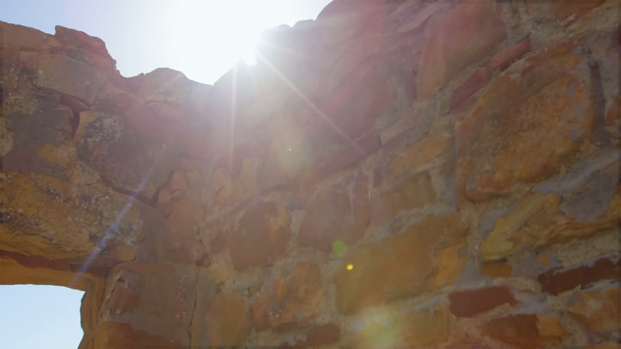 un muro de piedra en ruinas en un día soleado 4k