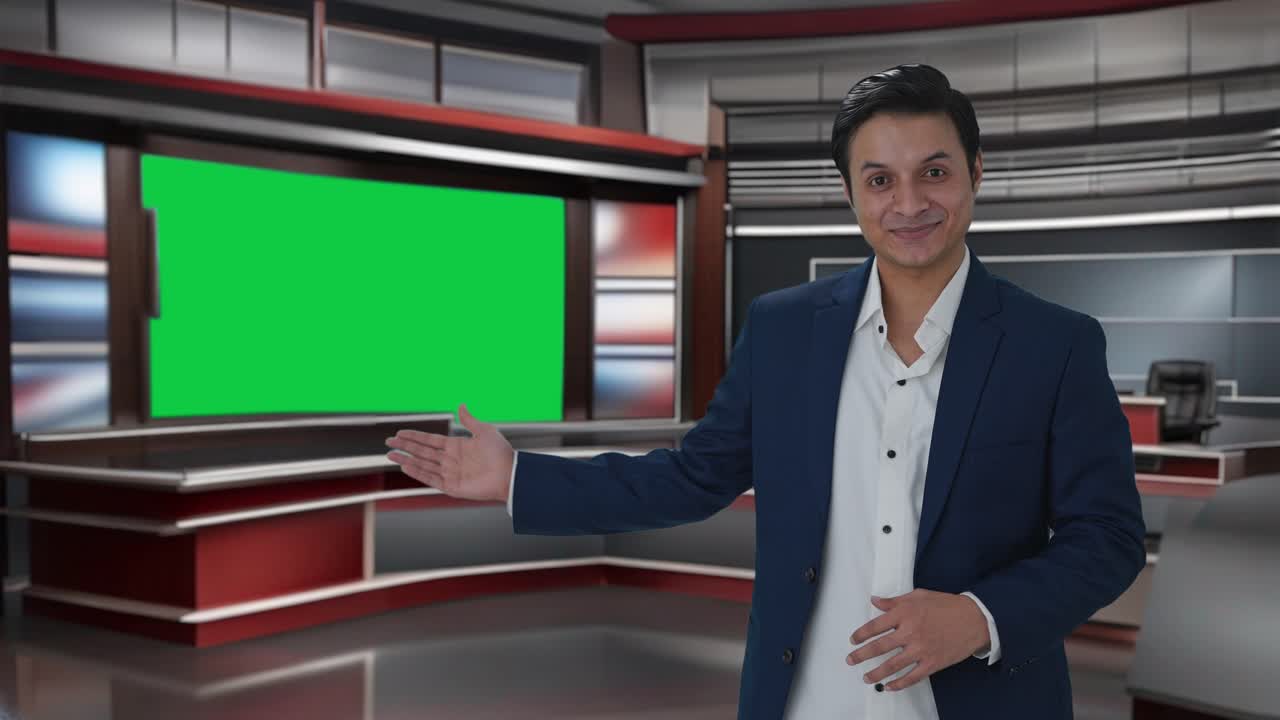 periodista indio feliz señalando para copiar el espacio