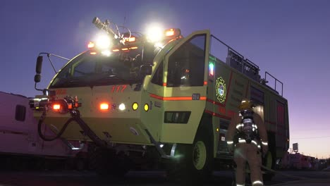 camión de bomberos del aeropuerto espera el aterrizaje de emergencia