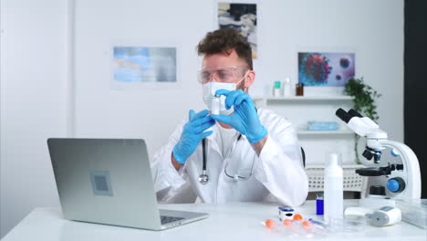 científico examinando un vial en un entorno de laboratorio