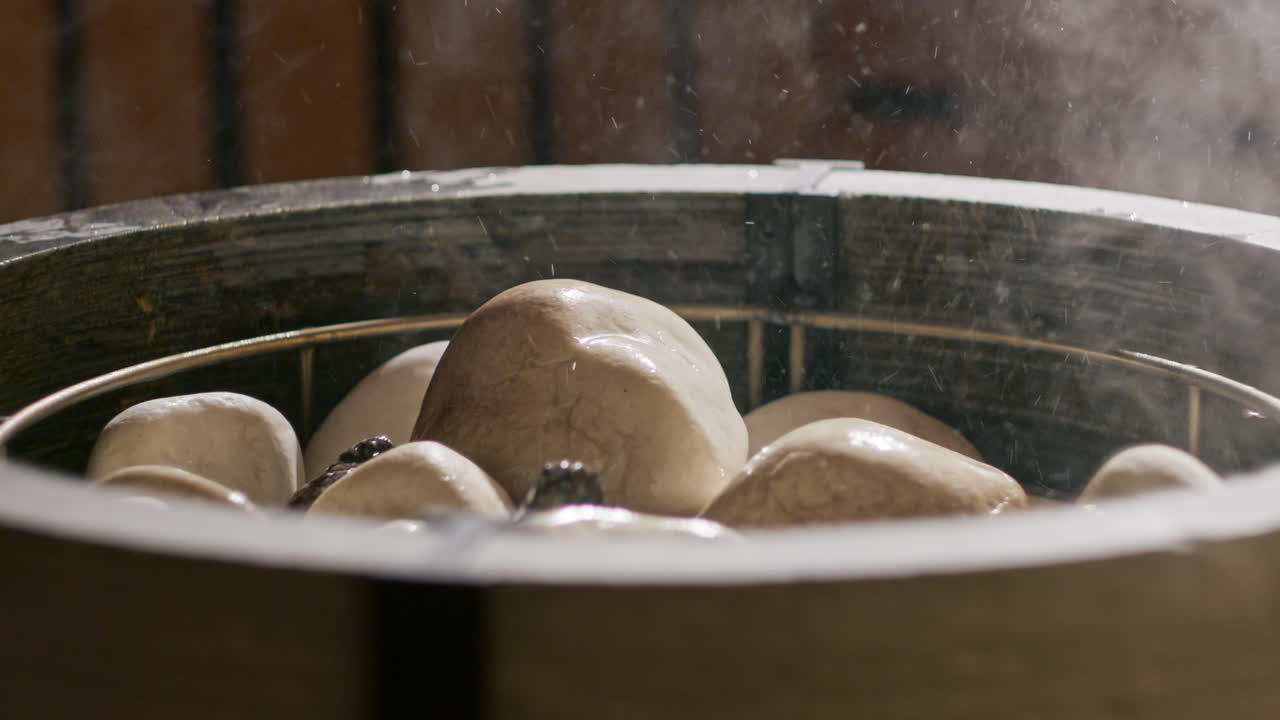 사우나 스토브에 있는 사우나 돌에 물을 던지고, 증기를 만들어 증기실을 가열합니다.