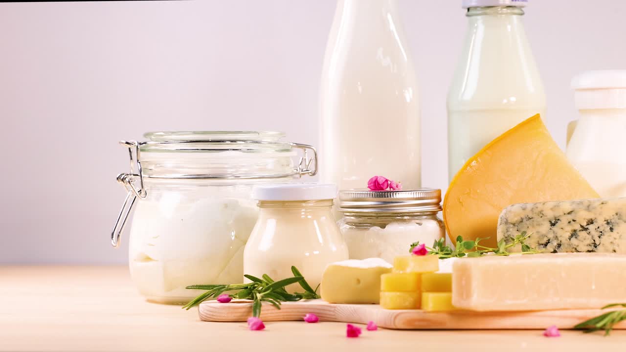 productos lácteos variados sobre un fondo de madera