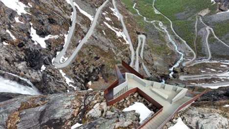 Mirador-Con-Vistas-A-La-Cascada-Stigfossen,-Sinuosa-Carretera-Trollstigen,-Noruega