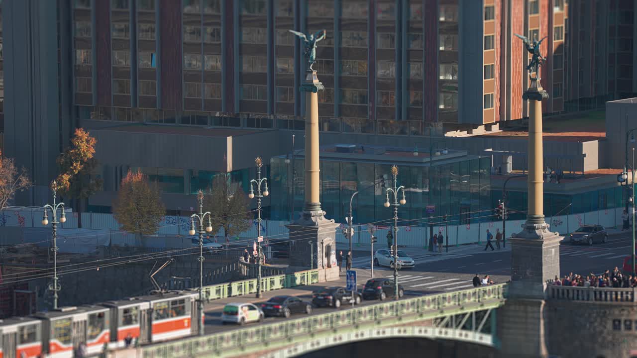 기둥 꼭대기에 세워진 천사의 동상은 프라하에 있는 비는 체코 다리 에 우아하게 서 있다.