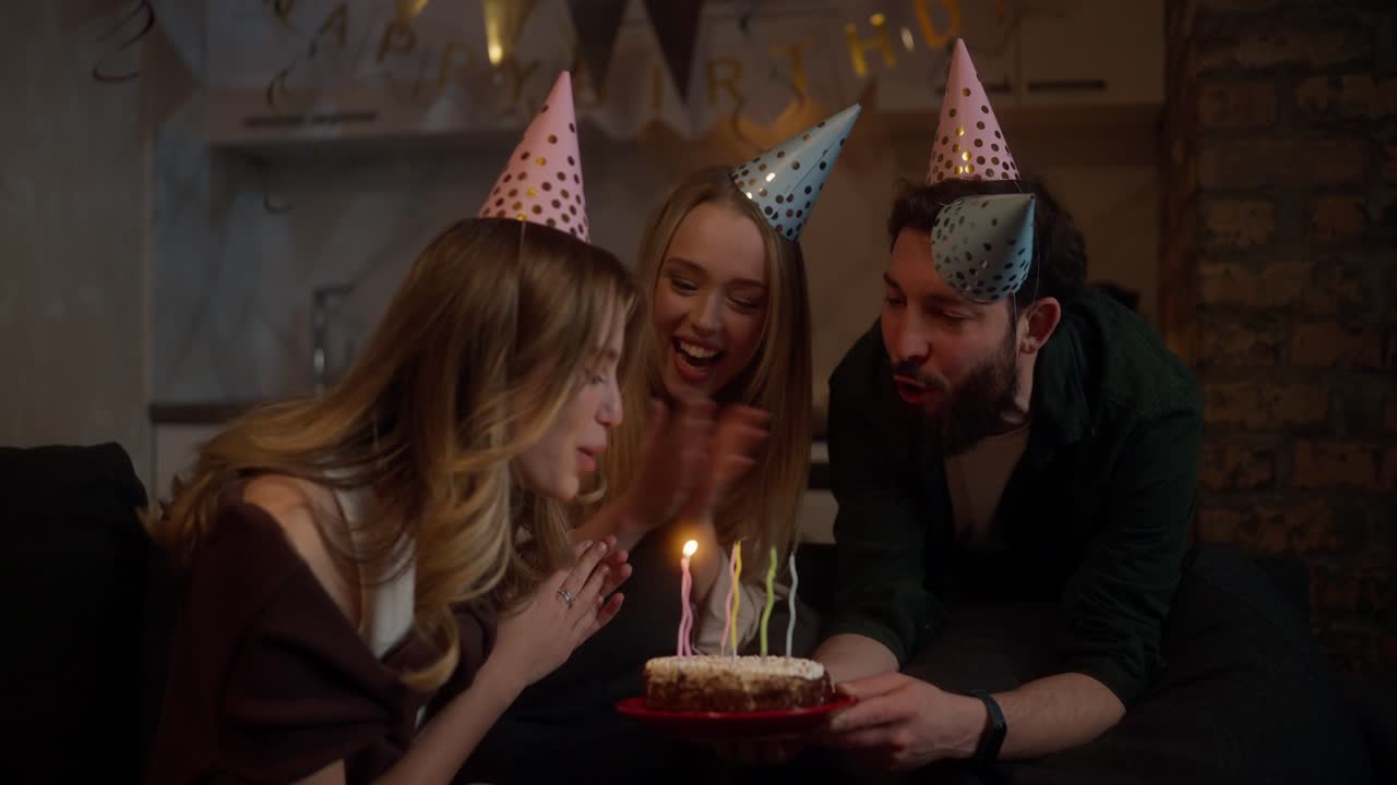 друзья празднуют день рождения