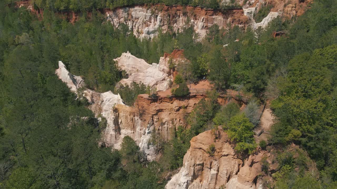 потрясающие кадры с беспилотника, на которых люди на скале смотрят вниз на большой каньон